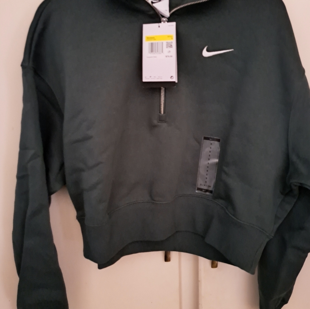 Final Price Nike Dri-Fit Sports Top NWT, Reasonable Offers Accepted... - Picture 2 of 5